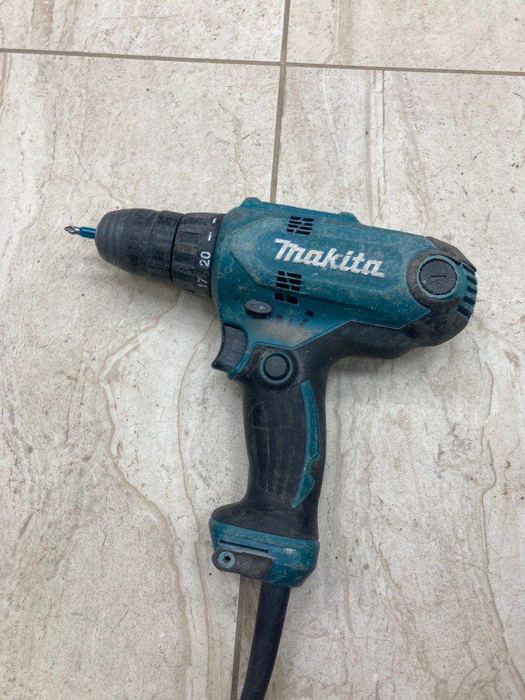 Шуруповерт MAKITA DF300