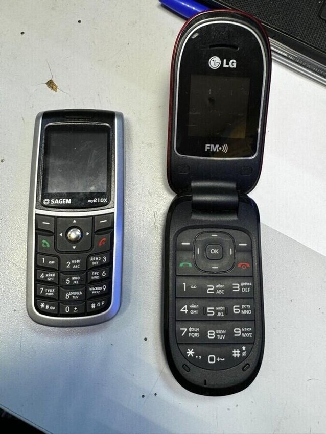 Мобильный телефон LG