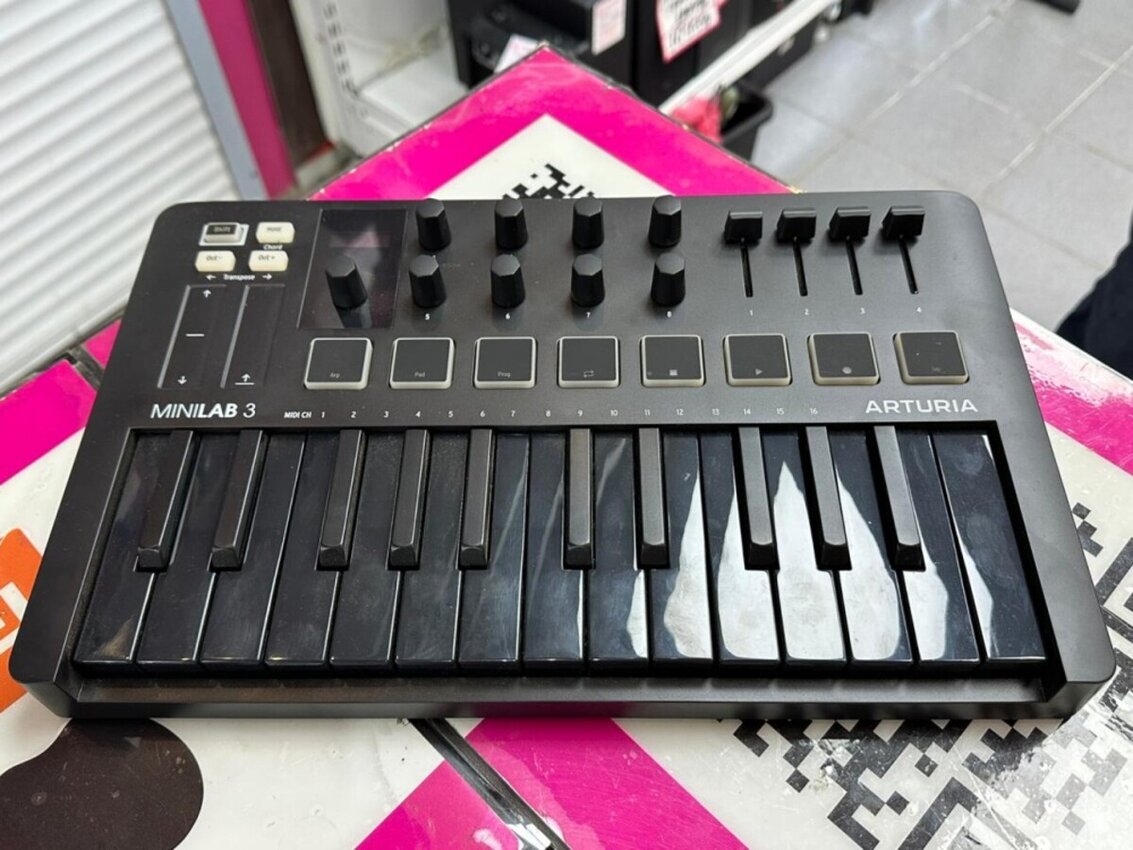 Миди-клавиатура Arturia MiniLab3
