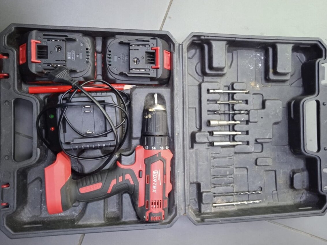 Шуруповерт Wortex BL1820-1