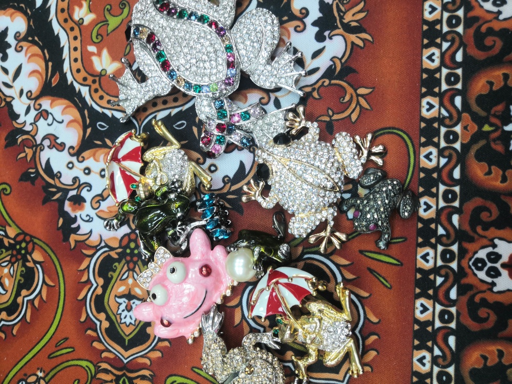 Бижутерия брошь жабы набор